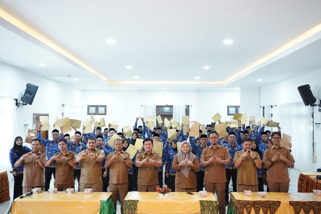 Serahkan SK P3K, Almuniza Ajak Pegawai Disbudpar Aceh Bekerja Profesional dan Proporsional